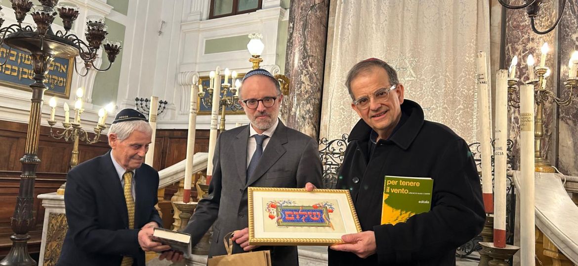 La visita di Lojudice alla Sinagoga di Siena. Ad accoglierlo il rabbino capo di Firenze Gadi Piperno