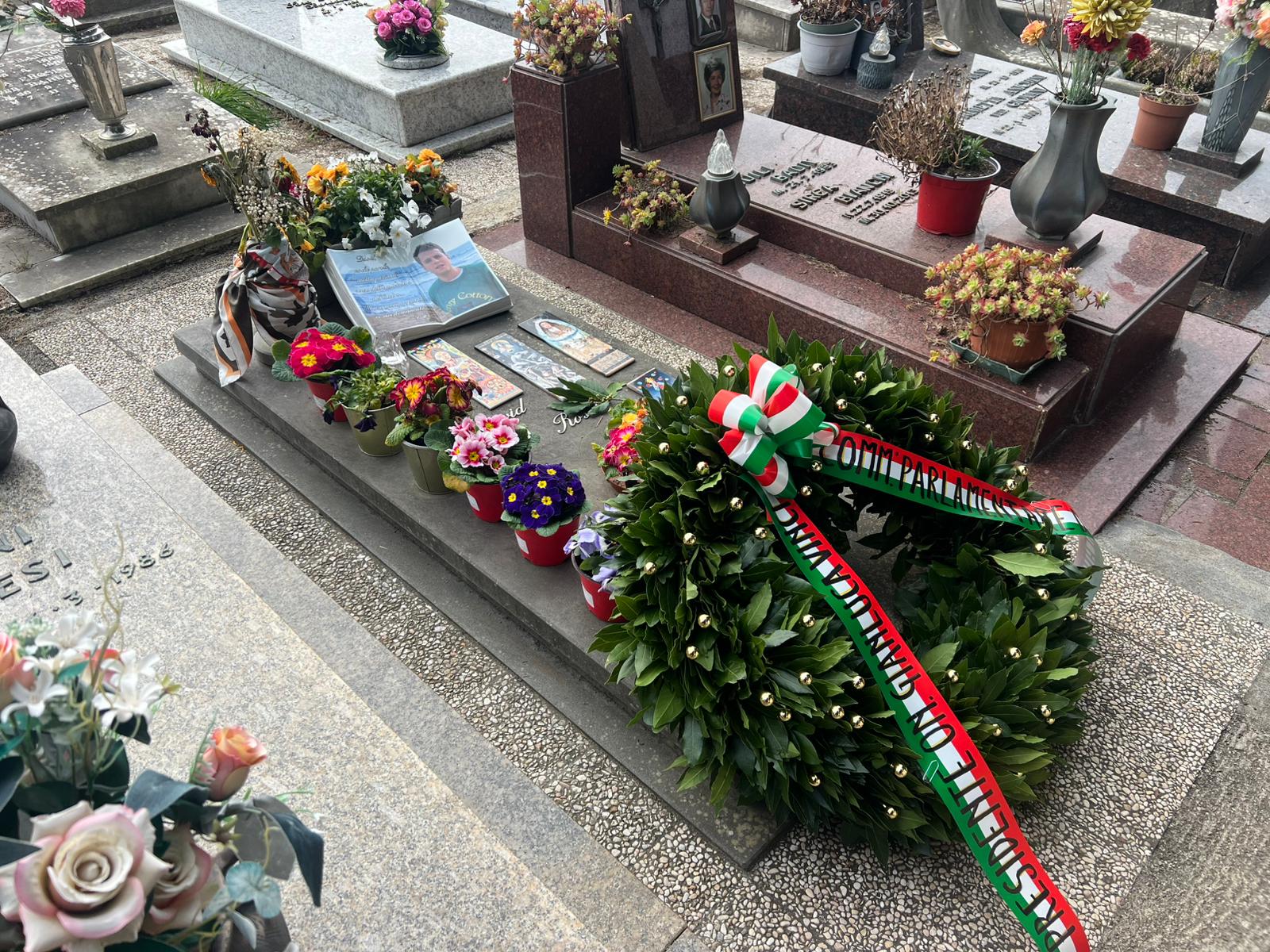 David Rossi, collocata una corona d’alloro sulla tomba dai familiari