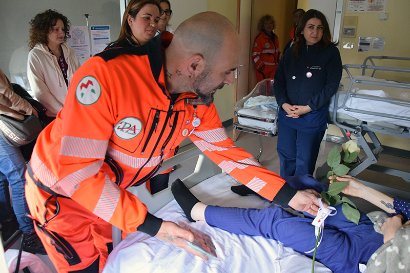 La Pubblica Assistenza Val d’Arbia di Monteroni d’Arbia dona 1000 bavaglini per neonato all’Ostetricia e Ginecologia