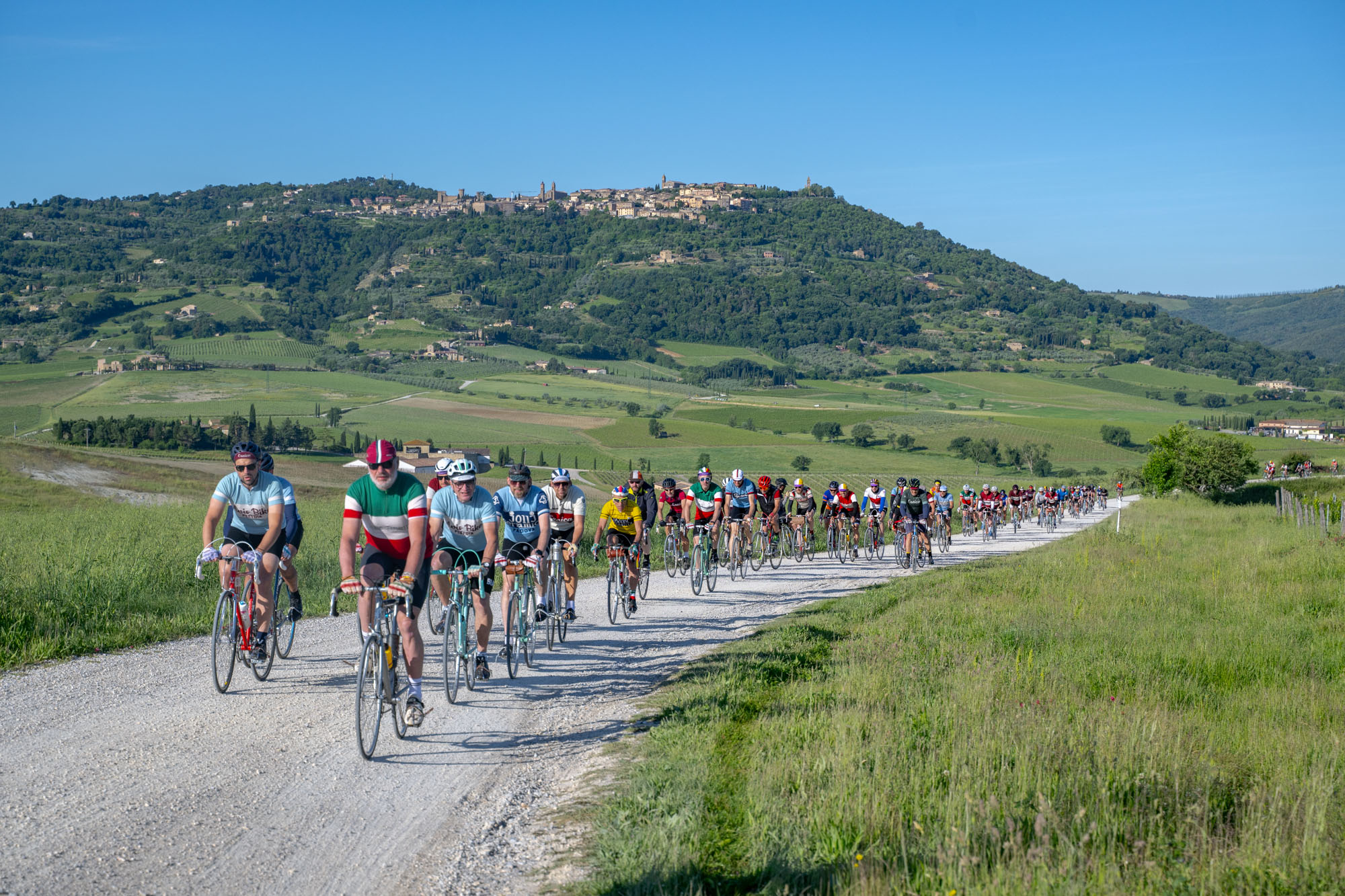 Tra Pasqua e i primi fine settimana di sole, le colline intorno a Montalcino cambiano colore e le strade tornano a riempirsi di ciclisti