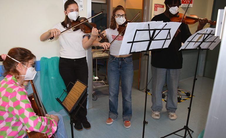 All’Aou Senese prende il via “Doni-Amo Musica”, progetto di welfare culturale per l’umanizzazione delle cure grazie al Liceo Musicale Piccolomini
