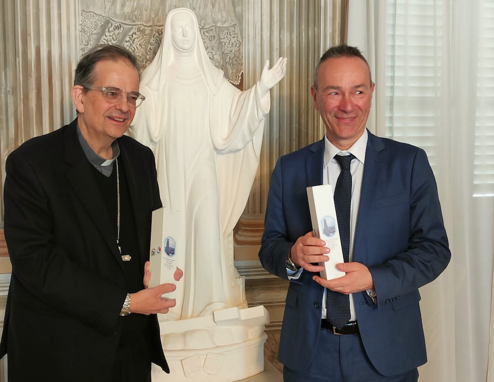 Il Questore di Siena dona due ampolle dell’olio di Capaci al Cardinale Lojudice