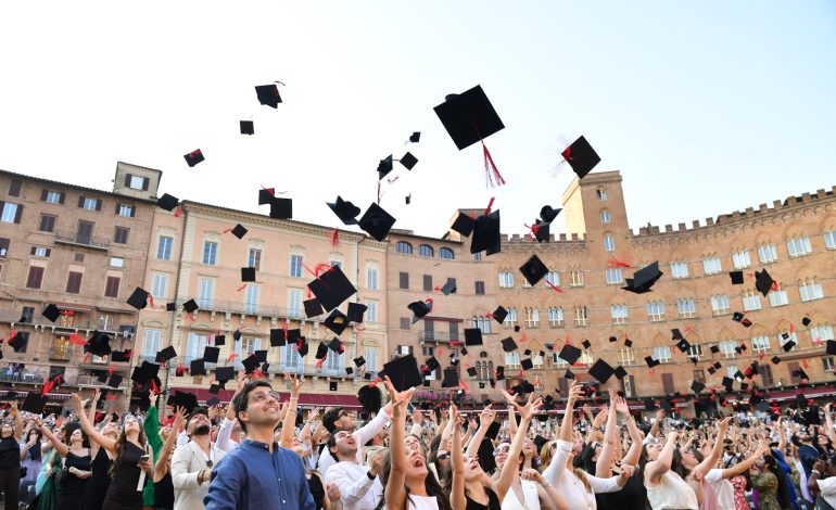 Torna nella Piazza del Campo di Siena la magia del Graduation Day Unisi