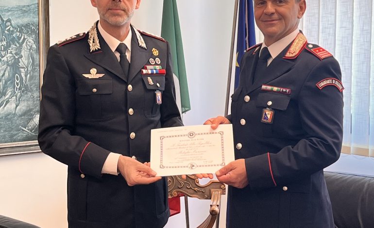 Il Colonnello Giulio Modesti consegna la medaglia “Mauriziana” al Luogotenente Luigi Polimanti