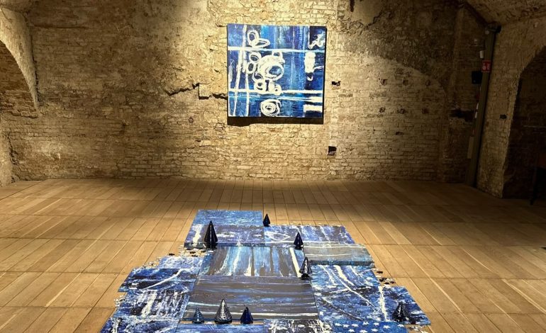 Il blu di Valter Boj al Santa Maria della Scala, omaggio al maestro della ceramica
