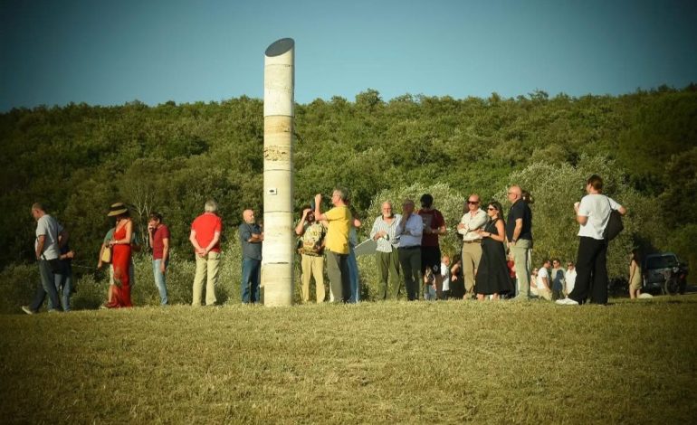 Rapolano Terme: inaugurata la “Colonna dello sguardo”, nuova opera in travertino di Jean-Paul Philippe nelle Crete senesi