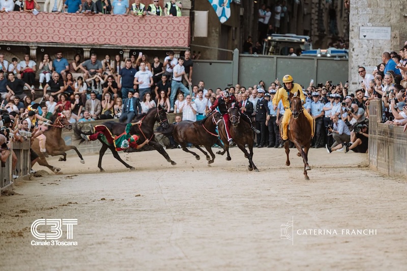 Tutto pronto per l’estrazione a sorte per il Palio del 16 agosto. Diretta su Canale 3 Toscana