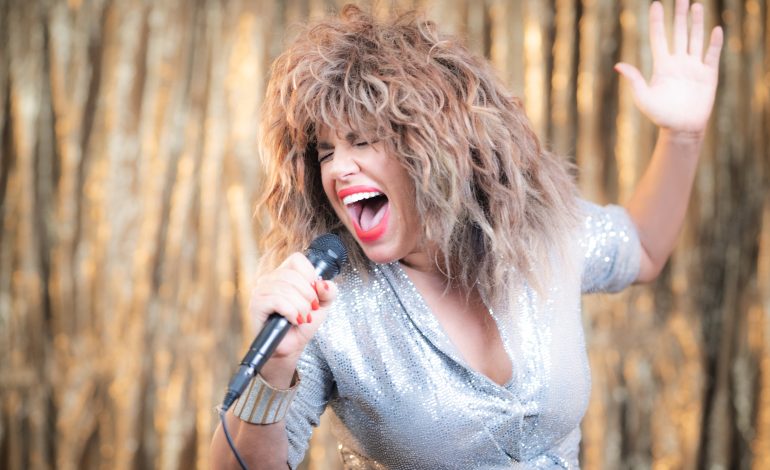 “Sboccia l’Estate” in Piazza del Campo: da Shakespeare a Tina Turner fino a Coltrane, il grande spettacolo conquista il cuore di Siena