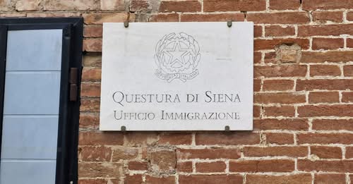 Vuole saltare la fila in Questura per il permesso di soggiorno, ma viene tradito dalla prenotazione falsa: denunciato