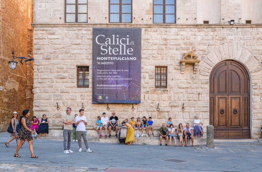 “Calici di Stelle” festeggia 25 anni a Montepulciano: un quarto di secolo di vino, territorio ed emozioni sotto il cielo di San Lorenzo