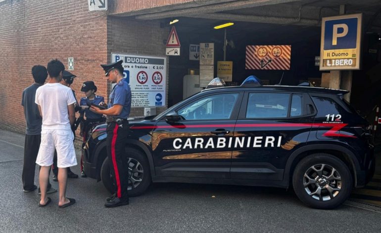 Siena, controlli dei Carabinieri per la sicurezza e il decoro urbano. Intervento nel parcheggio pubblico “Il Duomo”