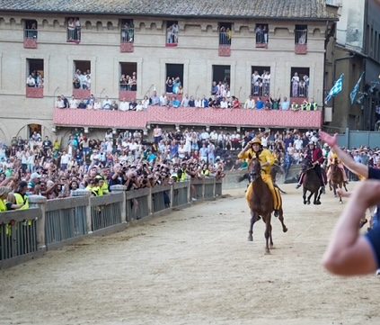 Palio 2026, partite le prime multe a 32 contradaioli per invasione di pista