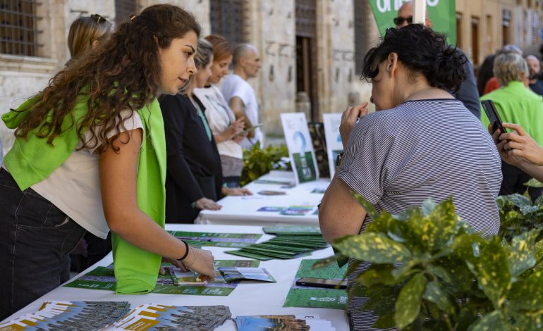 A passo lento sulle tracce di Francesco. Torna la Giornata del Trekking Urbano e Siena lancia l’invito a riscoprire l’Italia camminano