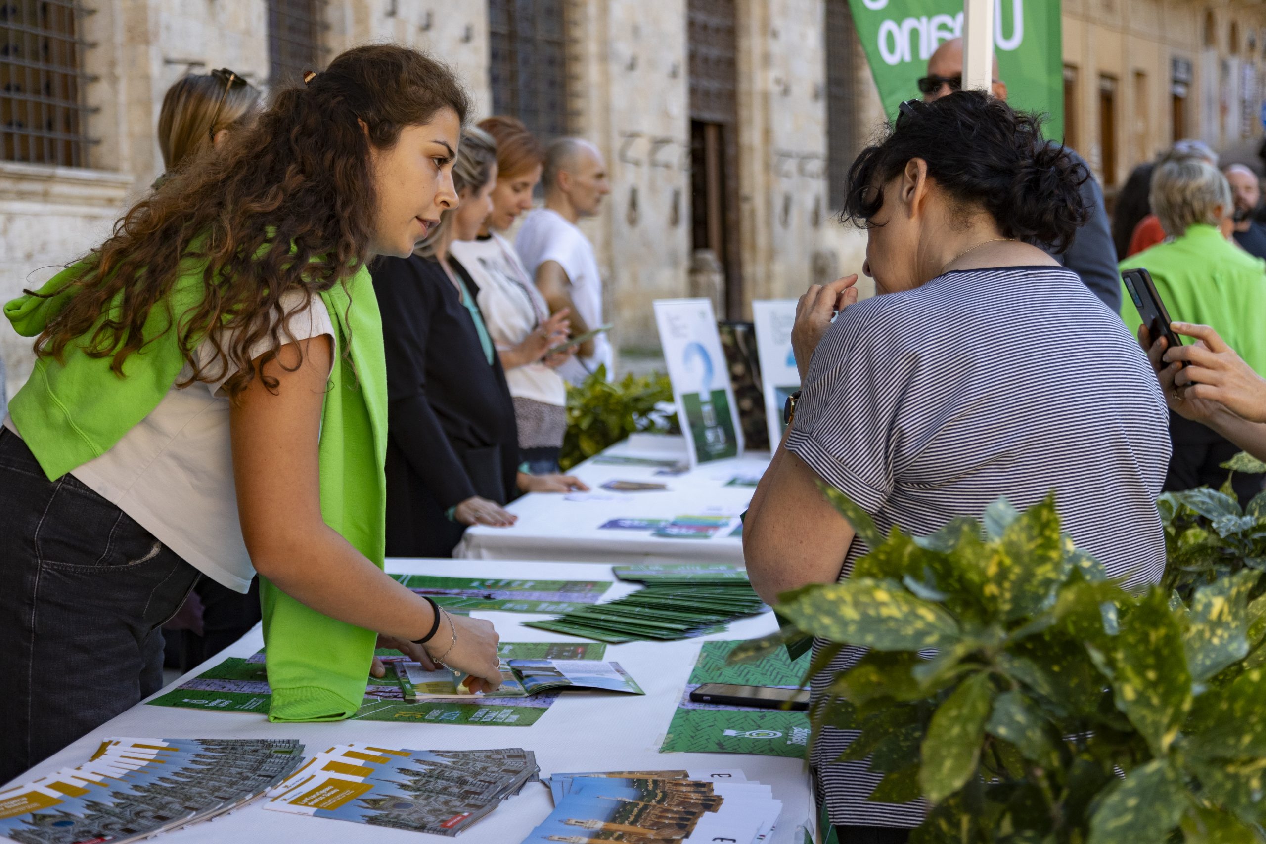 A passo lento sulle tracce di Francesco. Torna la Giornata del Trekking Urbano e Siena lancia l’invito a riscoprire l’Italia camminano