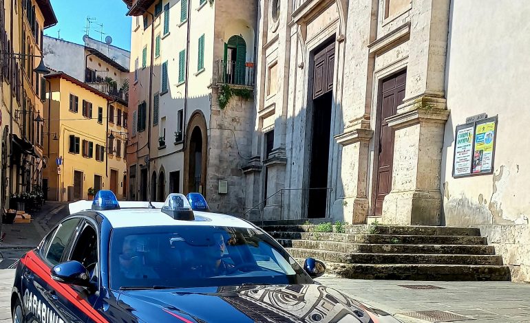Poggibonsi, derubato un cittadino in piazza: bloccati e denunciati due giovanissimi