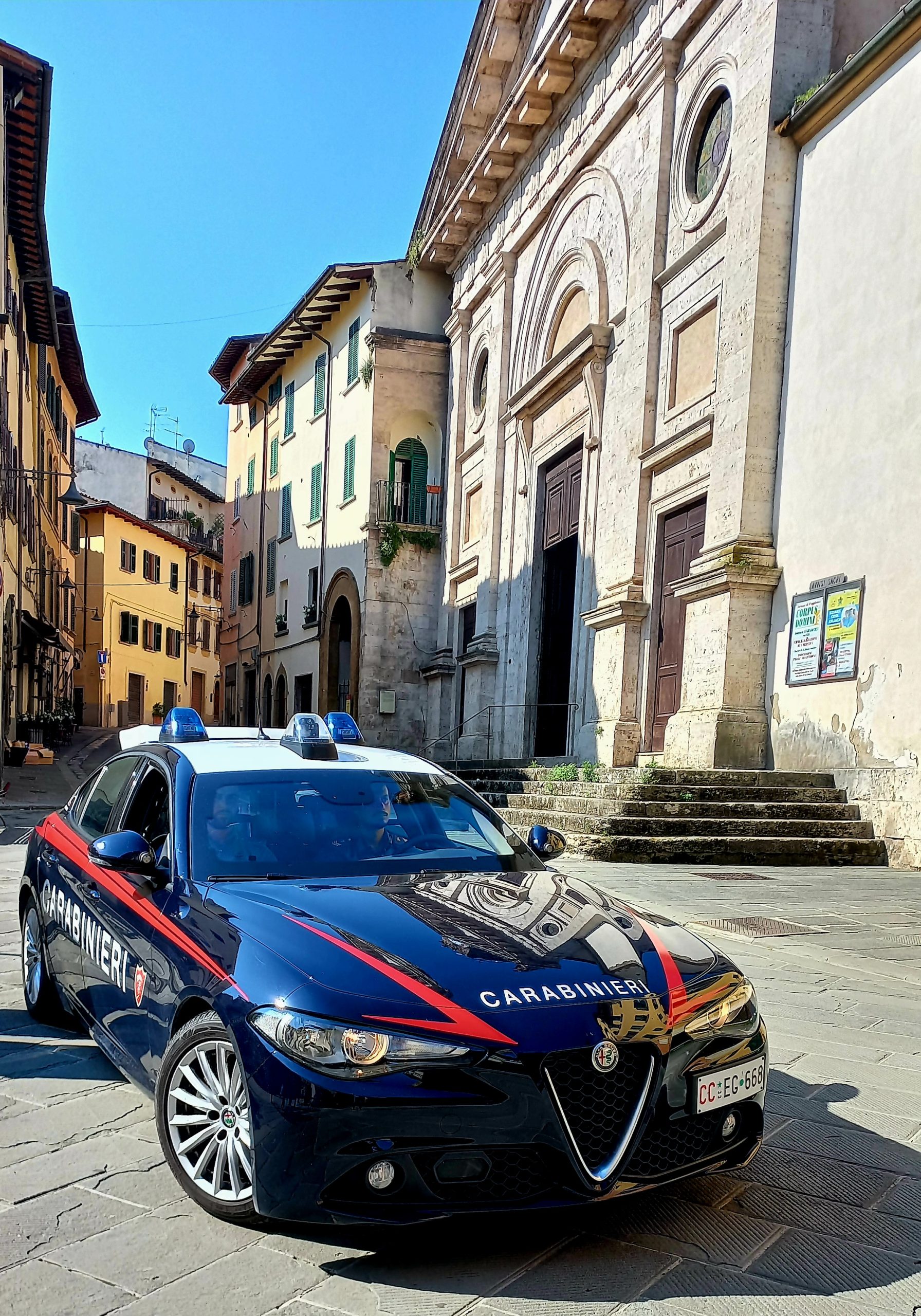 Poggibonsi, derubato un cittadino in piazza: bloccati e denunciati due giovanissimi