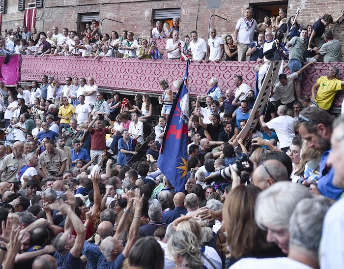 Palio: Tittia e altri sei trasportati alle Scotte. Due malori durante il Giubilo