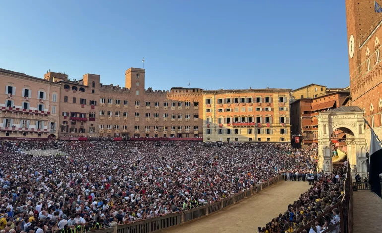 Palio 16 agosto, montaggio del palco delle comparse rinviato alla mattina del 14 agosto