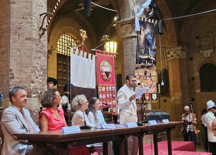 Palio del 16 agosto, svelata l’opera di Teodora Axente