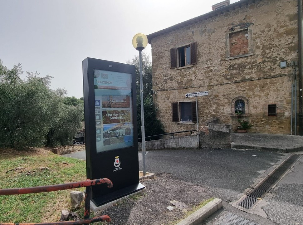 Colle di Val d’Elsa, attivati due nuovi totem touchscreen al servizio di cittadini e turisti