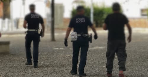 Urla e dito medio durante il convegno con il sindaco: ubriaco allontanato dalla Chiesa di Sant’Agostino