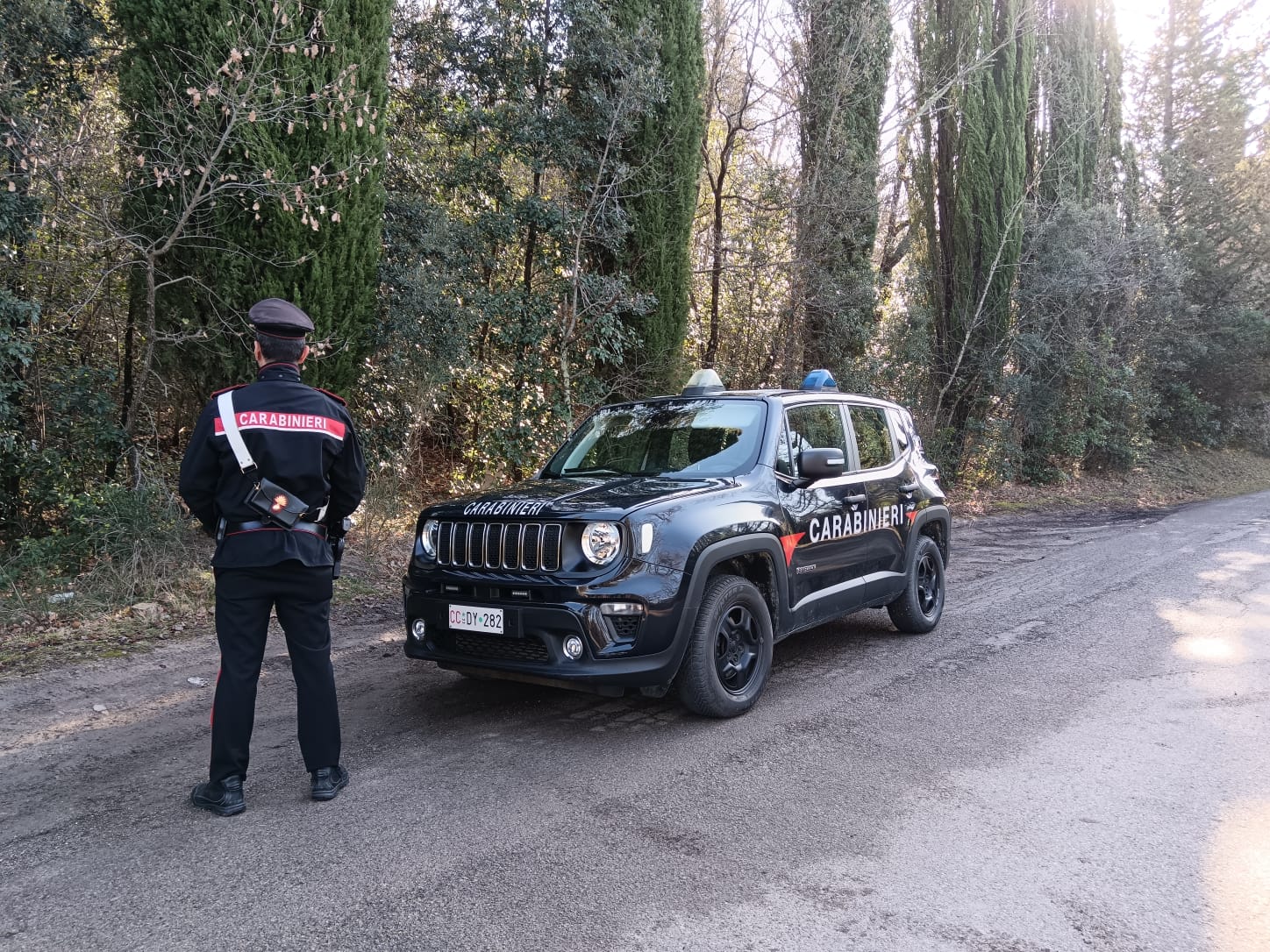 Pienza: Carabinieri scoprono e smantellano bivacco di spaccio. Sequestrati stupefacenti e armi bianche