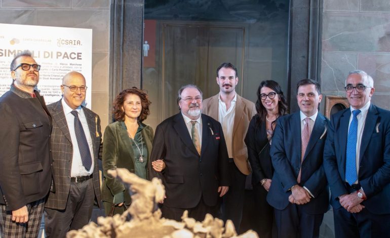 Grande partecipazione all’inaugurazione della mostra “AI e simboli di pace” a Palazzo Bandini Piccolomini