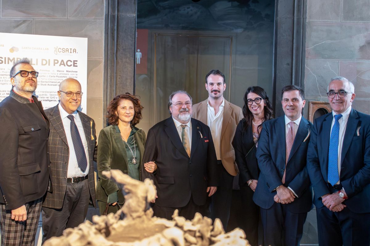 Grande partecipazione all’inaugurazione della mostra “AI e simboli di pace” a Palazzo Bandini Piccolomini