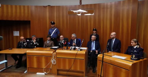 Poggibonsi: pistole, machete e un minorenne sequestrato: quattro in carcere