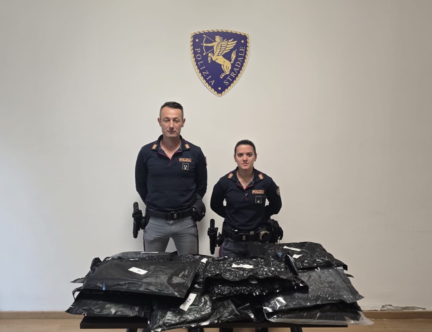 Montepulciano, arrestato sull’A1 un 36enne: sequestrati oltre 13 chili di droga