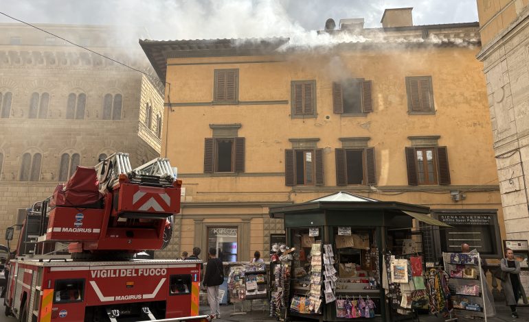 Fiamme e fumo in un’abitazione in centro, immediato l’intervento dei vigili del fuoco