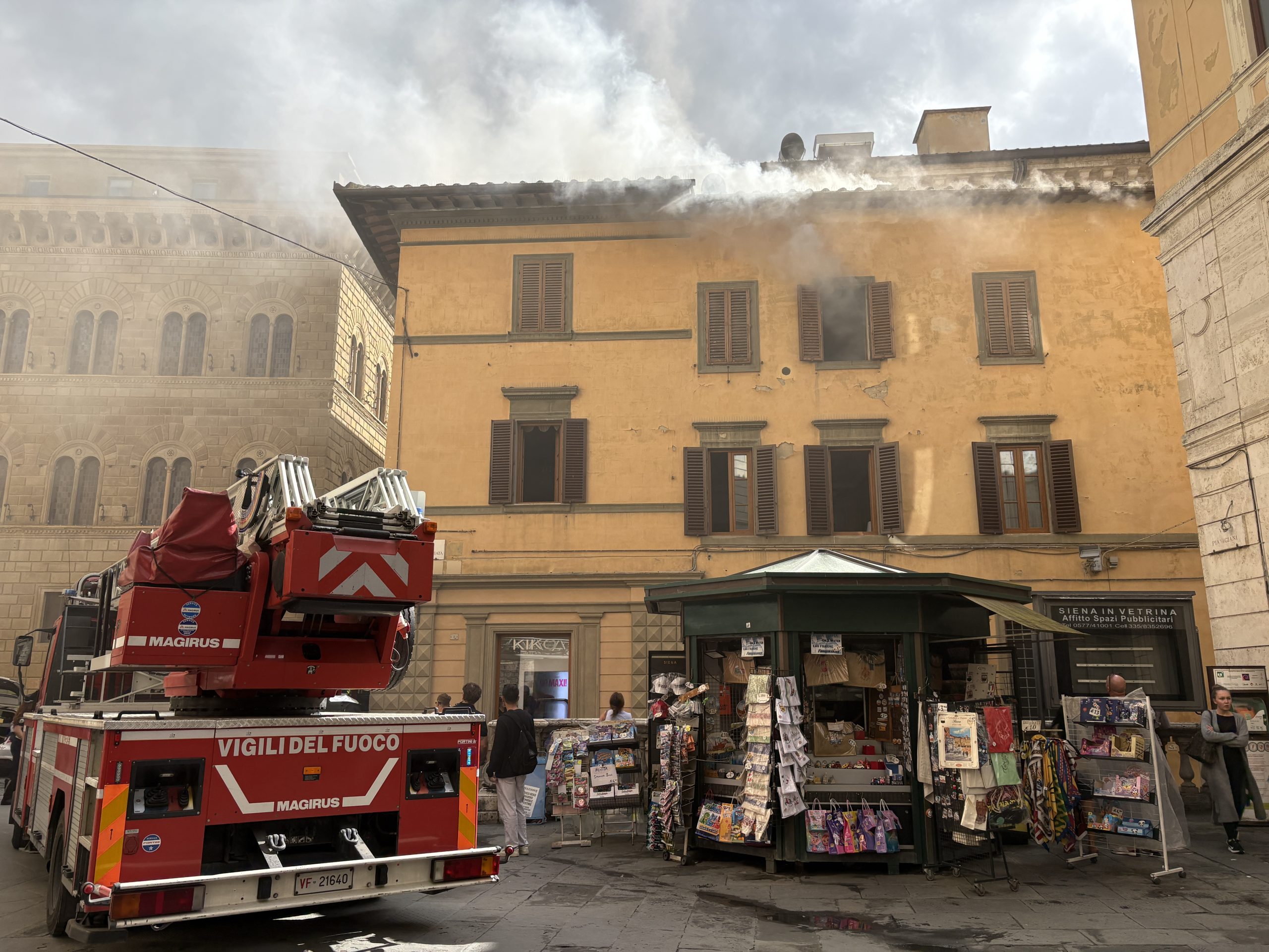 Fiamme e fumo in un’abitazione in centro, immediato l’intervento dei vigili del fuoco