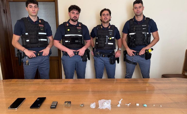 Hashish, cocaina e crack pronti per lo spaccio: la polizia arresta un 22enne in pieno centro storico