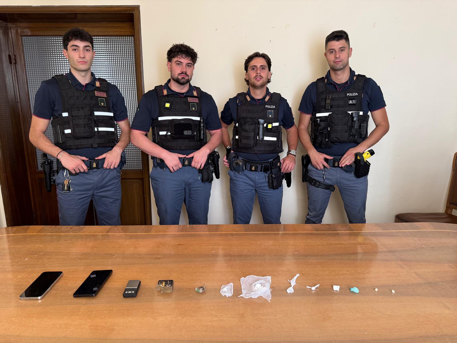 Hashish, cocaina e crack pronti per lo spaccio: la polizia arresta un 22enne in pieno centro storico