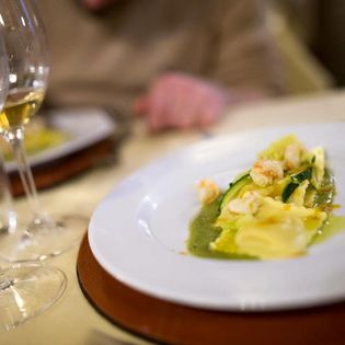 Tra Borghi e Cantine nella città delle torri con in tavola la Faraona alle Castagne