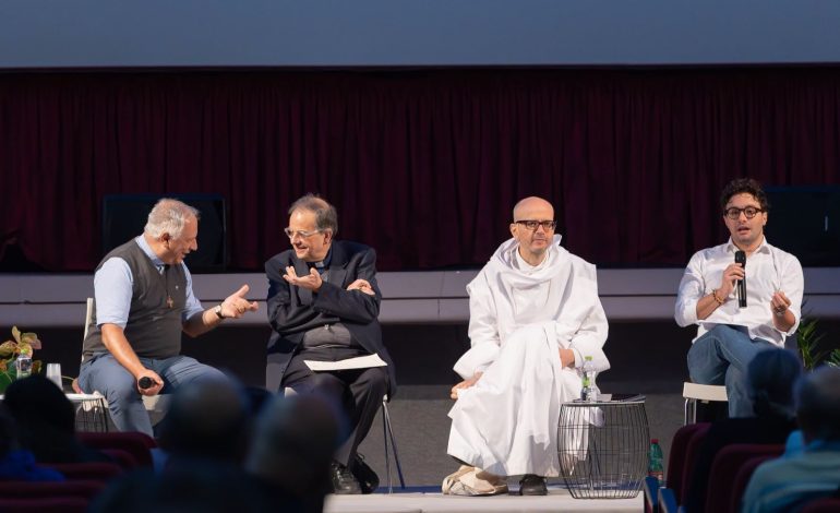 “Convertire i cuori per costruire la pace”, l’appello del Cardinale Lojudice e di Padre Gianni ai giovani di Colle Val D’Elsa