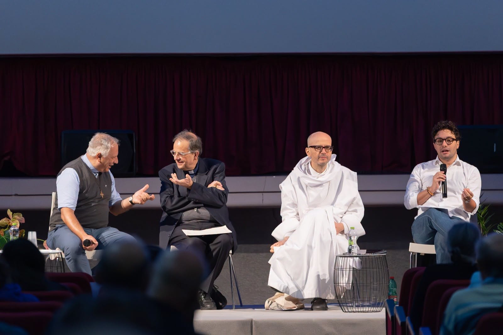 “Convertire i cuori per costruire la pace”, l’appello del Cardinale Lojudice e di Padre Gianni ai giovani di Colle Val D’Elsa