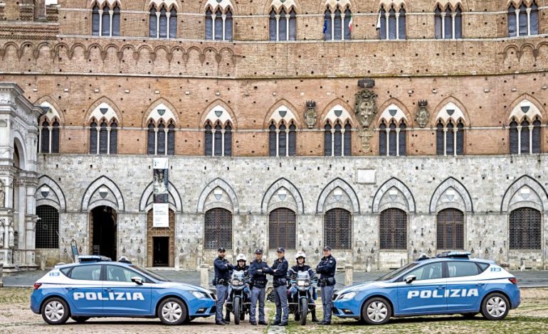 Caos in Pantaneto: urla ai passanti, rompe il vetro della volante e aggredisce gli agenti. Arrestato ed espulso