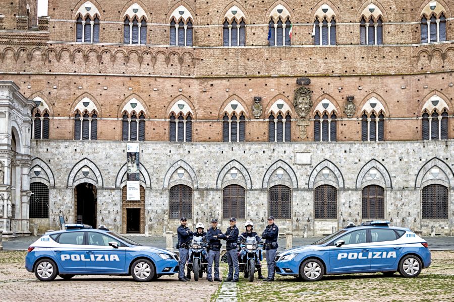 Caos in Pantaneto: urla ai passanti, rompe il vetro della volante e aggredisce gli agenti. Arrestato ed espulso