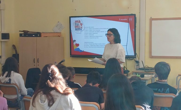 Imparare ad amare e a crescere consapevoli: riprendono i corsi “Ma tu mi ami” e “Ma tu ci credi” nelle scuole senesi grazie ai progetti benefit di Terrecablate
