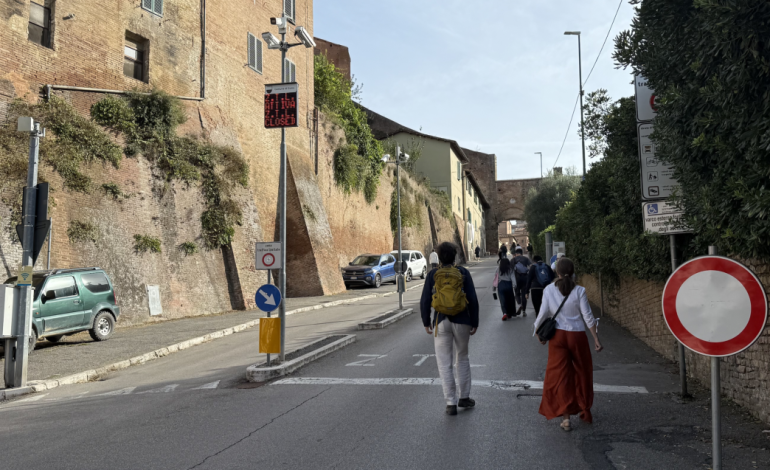 Viabilità e parcheggi, nuove misure in via Esterna Fontebranda: ecco cosa cambia