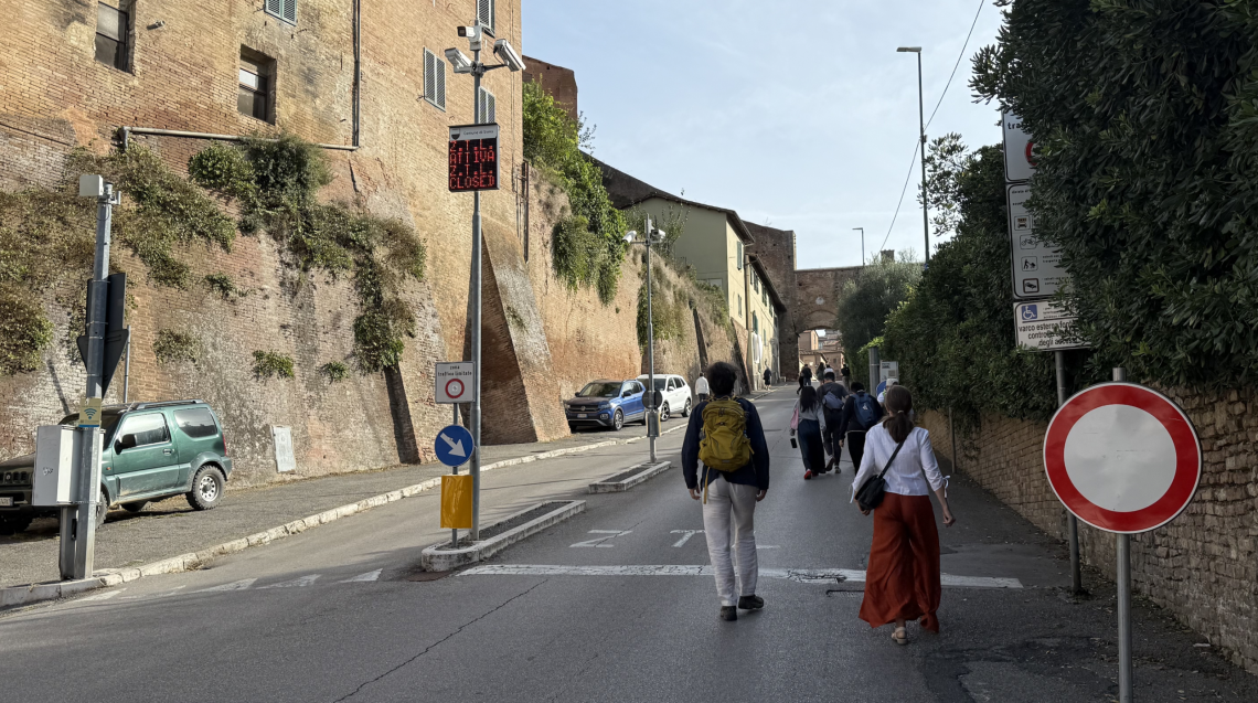 Viabilità e parcheggi, nuove misure in via Esterna Fontebranda: ecco cosa cambia